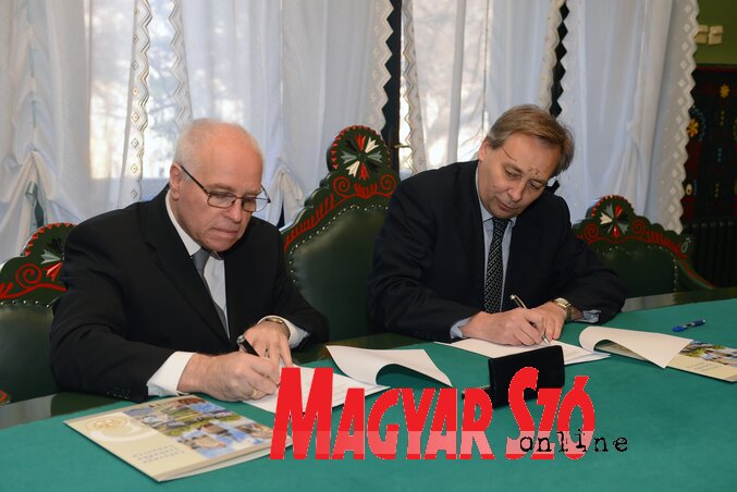 Hajnal Jenő és Maglai Jenő aláírja a szerződést Hajnal Jenő és Maglai Jenő aláírja a szerződést
