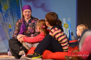 Az együttes gondolkodás a mesemondás és mesehallgatás lényege – Csík Mónika könyves matinéja a szabadkai Gyermekszínházban (Fotó: Molnár Edvárd)