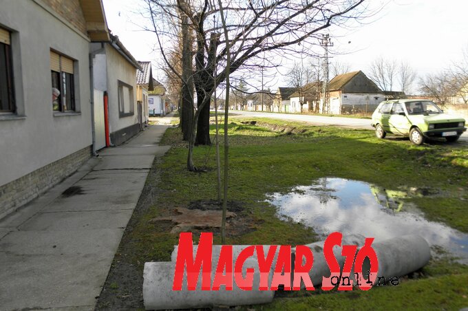 A kapubejáratok alatti átfolyócsöveket is elhelyezik A kapubejáratok alatti átfolyócsöveket is elhelyezik