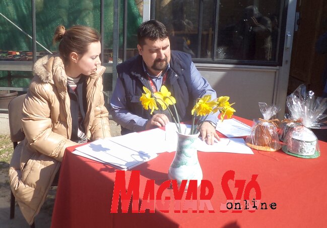 Ördög Mónika és Bagi Ferenc az üvegház előtt írták alá a szerződést