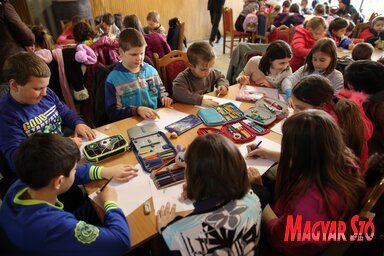 A foglalkozás rajzolással kezdődött, majd táncházzal zárult (fotó: Szalóki Róbert)