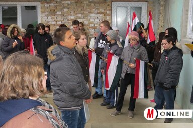 A bajai diákok csoportja a Kaszinó udvarán, Schweidel József aradi vértanú emléktáblája előtt (Fotó: Fekete J. József)