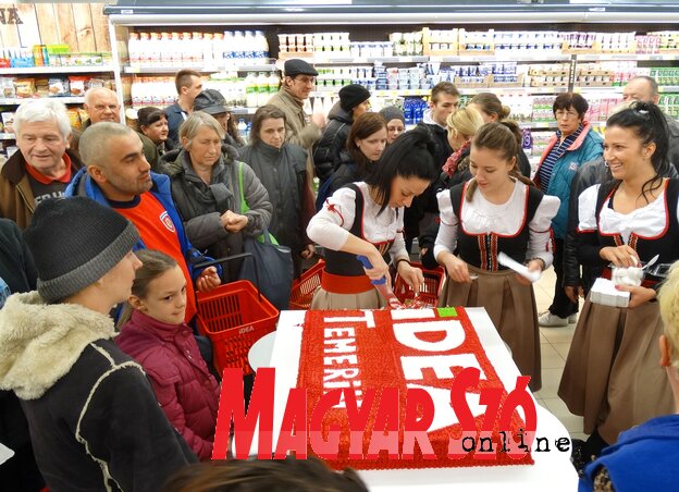Az óriástortából mindenki kapott (Fotó: Góbor Béla)