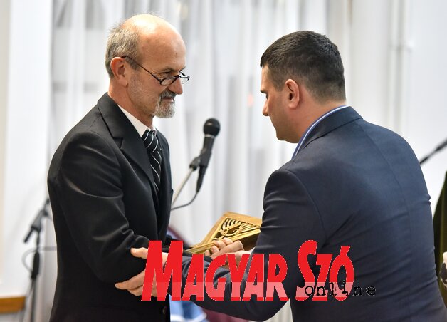 Dr. Dévavári Zoltán adrta a át Napleány-díjat az idei kitüntettnek (Fotó: Gergely Árpád) Dr. Dévavári Zoltán adrta a át Napleány-díjat az idei kitüntettnek (Fotó: Gergely Árpád)