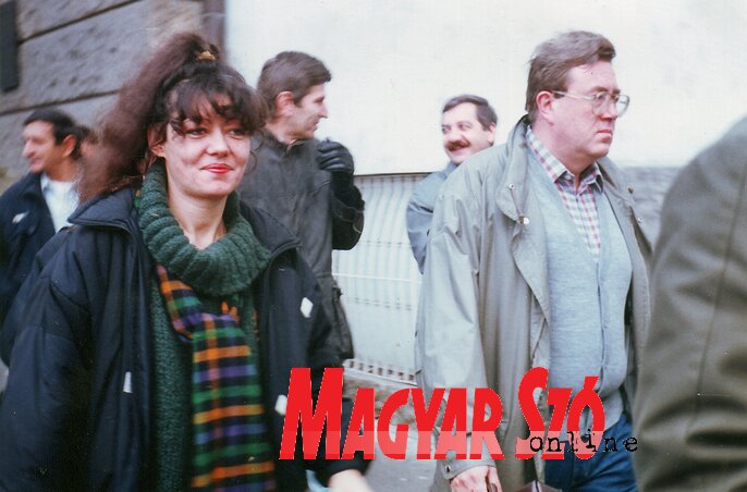 1990-ben a Magyar Szó szerkesztősége a tartományi képviselőház előtt tiltakozott a hatalom elnyomása ellen (Fotó: Dávid Csilla)