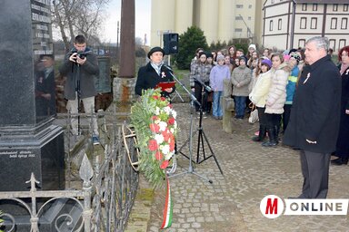 Ceglédi Rudolf polgármester koszorúz