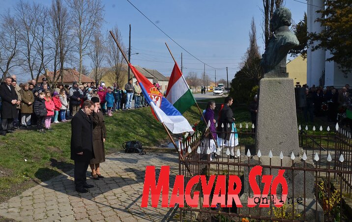 A VMSZ nevében Vicsek Annamária és Kovács Elvira parlamenti képviselők és Pál Károly koszorúzott A VMSZ nevében Vicsek Annamária és Kovács Elvira parlamenti képviselők és Pál Károly koszorúzott