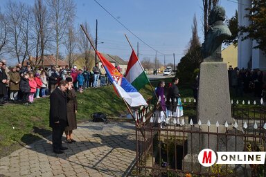 A VMSZ nevében Vicsek Annamária és Kovács Elvira parlamenti képviselők és Pál Károly koszorúzott