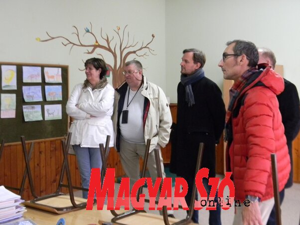 A vajdasági származású vendégekben gyermekkori emlékeket idézett fel a pecesori látogatás (Fotó: Fehér Rózsa)