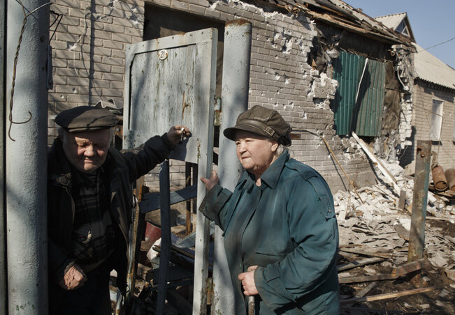Az igazi vesztesek. Idős házaspár a súlyosan megrongálódott debalcevei házuk előtt (Fotó: Beta/AP)