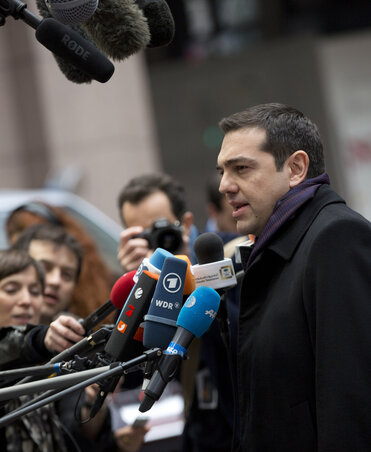 Alekszisz Ciprasz újságíróknak nyilatkozik az uniós parlament brüsszeli székháza előtt (Fotó: Beta/AP)
