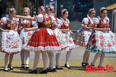 A gombosi lányok a Gyöngyösbokréta rendezvényeinek ékességei (Fotó: Ótos András)
