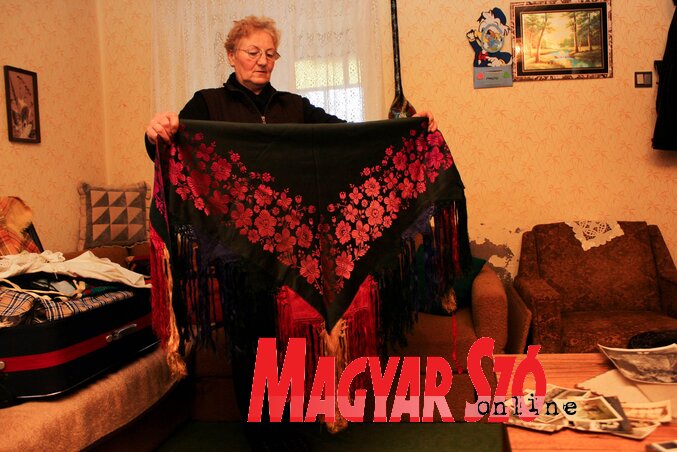 Hajdú Katalin édesanyjától örökölte ezt az értékes kendőt (Fotó: Diósi Árpád) Hajdú Katalin édesanyjától örökölte ezt az értékes kendőt (Fotó: Diósi Árpád)