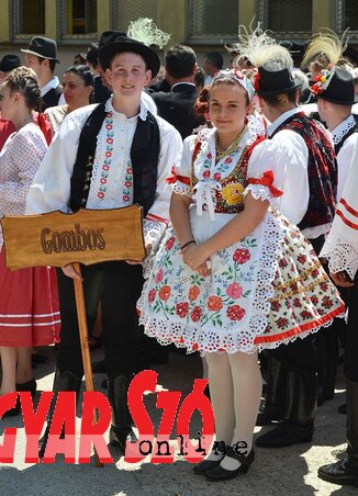 A férfi viselet szerényebb ugyan, de ezt is megőrizték úgy, ahogyan őseik tették (Fotó: Ótos András) A férfi viselet szerényebb ugyan, de ezt is megőrizték úgy, ahogyan őseik tették (Fotó: Ótos András)