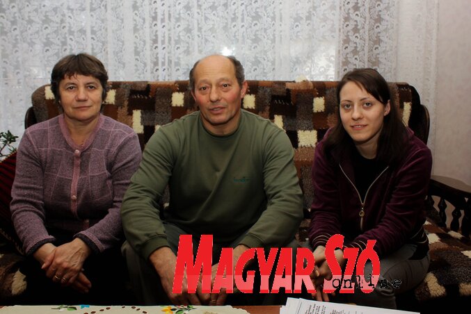 A Papajcsik család, ahol magyarul beszél mindenki: Mária, Béla és gyermekük, Erika (Fotó: Diósi Árpád)