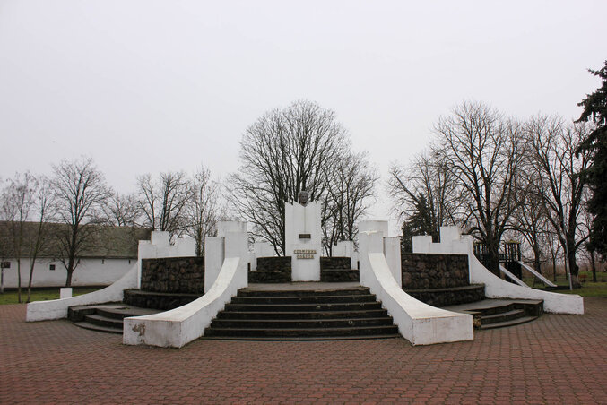 Második világháborús emlékmű a falu központjában (Fotó: Diósi Árpád)