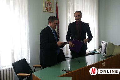 A számítógépet Goran Čimburović, az óbecsei Alapfokú Bíróság elnöke vette át (Fotó: Fehér Rózsa)