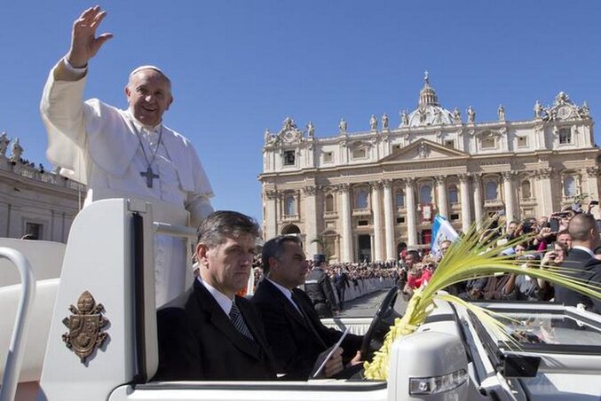 Ferenc pápa köszönti a híveket a Szent Péter téren (Fotó:  Beta/AP)