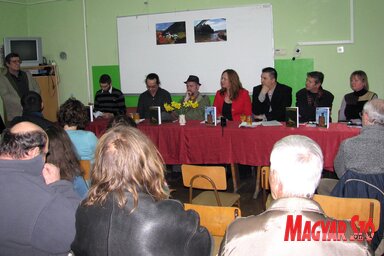 A megemlékezés a költő emléktáblájának a megkoszorúzásával kezdődött a szülői házban