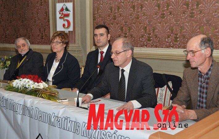 Tari István, Horváth Ódry Márta, Csonka Áron, Elvegyi Ákos, Hangya István (Fotó: Ótos András) Tari István, Horváth Ódry Márta, Csonka Áron, Elvegyi Ákos, Hangya István (Fotó: Ótos András)