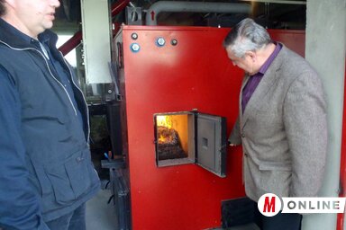 Ceglédi Rudolf polgármester a kazán működését szemléli