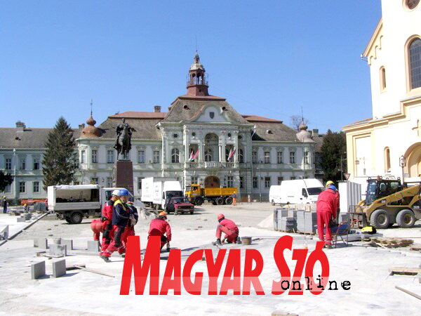 Új köntöst kap a város főtere (Fotó: Kecskés István)