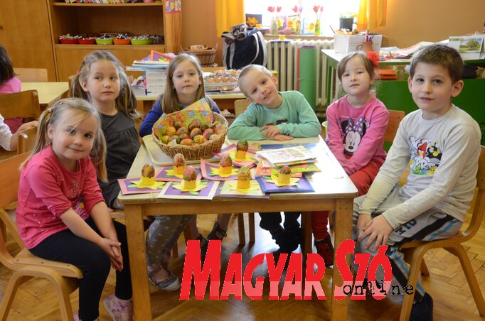 Góli Boglárka,Góli Zsuzsi, Mikai Szorina, Német Ricsi, Engi Andrea és Varga Polyák Ákos (Fotó: Molnár Edvárd) Góli Boglárka,Góli Zsuzsi, Mikai Szorina, Német Ricsi, Engi Andrea és Varga Polyák Ákos (Fotó: Molnár Edvárd)