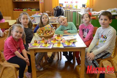 Góli Boglárka,Góli Zsuzsi, Mikai Szorina, Német Ricsi, Engi Andrea és Varga Polyák Ákos (Fotó: Molnár Edvárd)