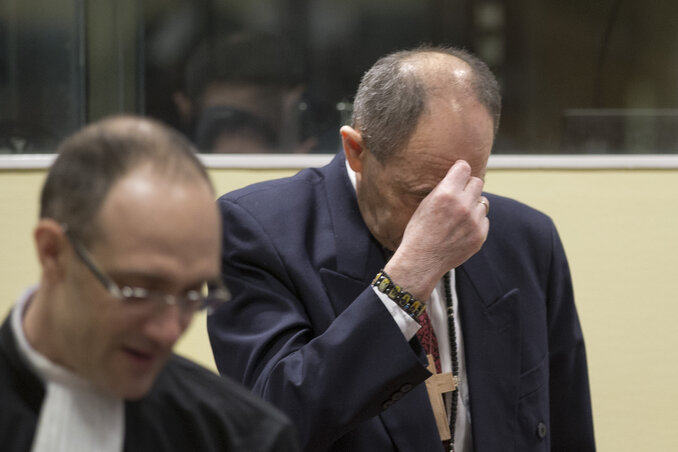 Zdravko Tolimir keresztet vet az ítélethirdetés előtt (Fotó: Beta/AP)