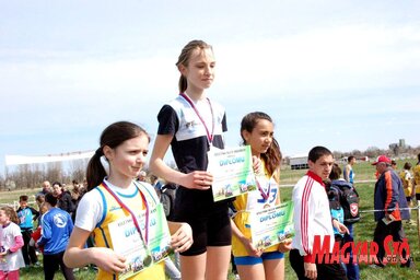 A fiatal pionír lányok dobogósai (balról jobbra): Tamara Radin (Spartacus, Ópáva), Švarc Šeron (Banat, Nagybecskerek) és Mikovity Enikő (Zenta)