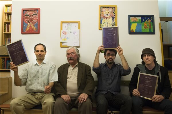Gődény Balázs programozó matematikus, író, Dóka Péter író, Mikó Csaba író, díjazottak Csukás István Kossuth-díjas költő, író társaságában a Csukás István-díj átadóünnepségén (MTI Fotó: Koszticsák Szilárd) Gődény Balázs programozó matematikus, író, Dóka Péter író, Mikó Csaba író, díjazottak Csukás István Kossuth-díjas költő, író társaságában a Csukás István-díj átadóünnepségén (MTI Fotó: Koszticsák Szilárd)