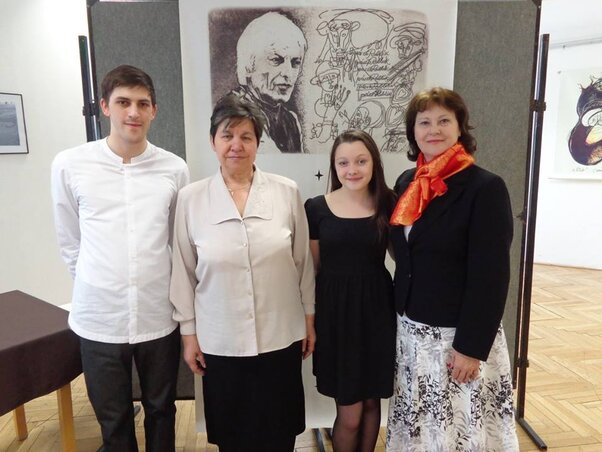 A díjazott versmondók a zsűri elnökével, Fehér Ildikóval