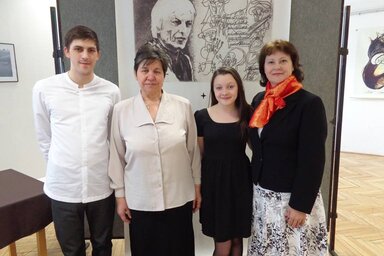 A díjazott versmondók a zsűri elnökével, Fehér Ildikóval