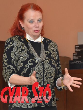 Varjú Márta, a Magyar Szó főszerkesztője üdvözli a közönséget Varjú Márta, a Magyar Szó főszerkesztője üdvözli a közönséget
