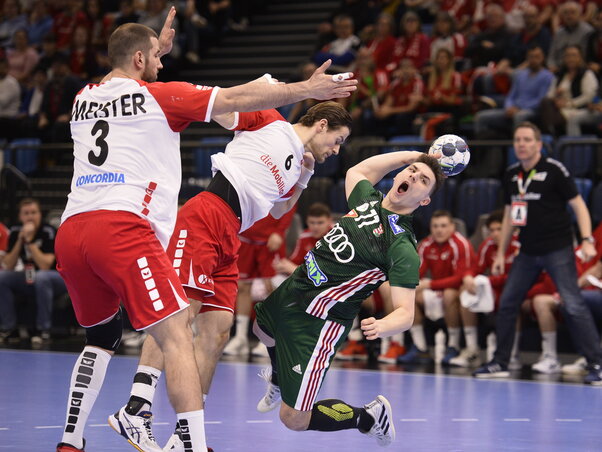 Hanusz Egont (labdával) Cédrie Tynowski (középen) és Lucas Meister próbálja megállítani (Fotó: MTI)