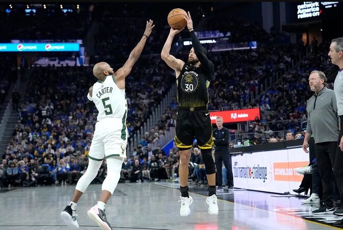 Curry a hajrában futószalagon kezdte dobni a triplákat, végül 36 ponttal zárt (Fotó: Getty Images)