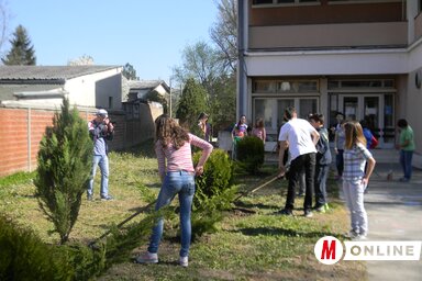 Tegnap az óbecsei központi óvodánál dolgoztak a diákok és a Komunalac munkásai (Fotó: Fehér Rózsa)