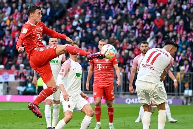 A Bayern és az Augsburg meccse nem épp a feszes védekezésről szólt… (Fotó: Getty Images)