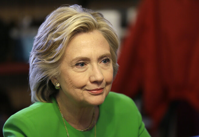 Támadják innen, támadják onnan, de egyelőre rá sem ránt. Hillary Clinton, akinek stábja két és fél milliárd dollárt tervez begyűjteni a következő másfél év alatt (Fotó: Beta/AP)