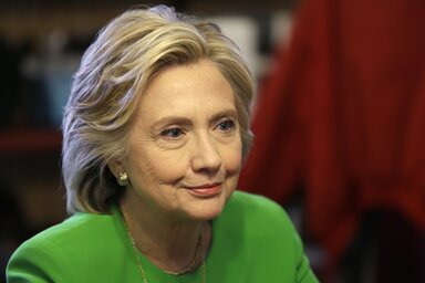 Támadják innen, támadják onnan, de egyelőre rá sem ránt. Hillary Clinton, akinek stábja két és fél milliárd dollárt tervez begyűjteni a következő másfél év alatt (Fotó: Beta/AP)