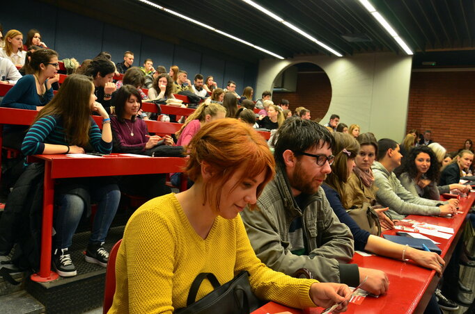 Az érdeklődők a BTK amfiteátrumában (Fotó:  Dávid Csilla) Az érdeklődők a BTK amfiteátrumában (Fotó:  Dávid Csilla)