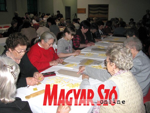 Társalgás mellett jobban halad a munka (Fotó: Kecskés István) Társalgás mellett jobban halad a munka (Fotó: Kecskés István)