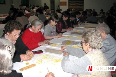 Társalgás mellett jobban halad a munka (Fotó: Kecskés István) Társalgás mellett jobban halad a munka (Fotó: Kecskés István)