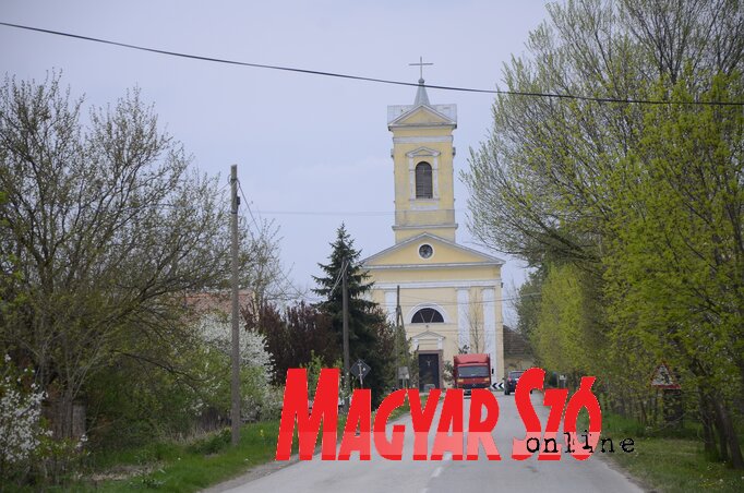 A római katolikus templom 1840-ben készült el. Felszentelése előtt 1802 és 1840 között egy deszkatemplom volt a faluban, amely iskolaként is működött. (Fotó: Molnár Edvárd) A római katolikus templom 1840-ben készült el. Felszentelése előtt 1802 és 1840 között egy deszkatemplom volt a faluban, amely iskolaként is működött. (Fotó: Molnár Edvárd)