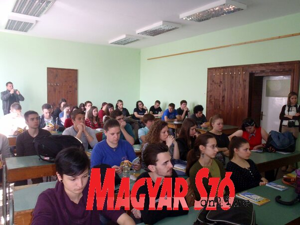 A fiatalok figyelmesen hallgatták az előadásokat