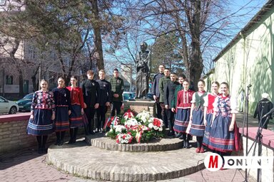 A Kiscimbora táncegyüttes a Petőfi-szobornál (Kancsár Izabella felvétele)