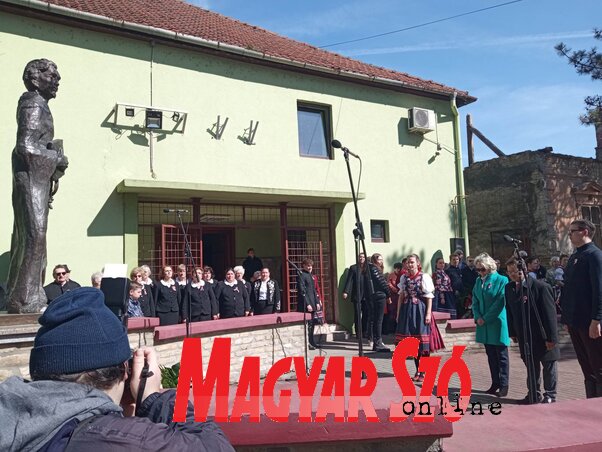 A Vajdasági Magyar Szövetség nevében Ökrész Rozália és dr. Molnár Viktor koszorúzott (Kancsár Izabella felvétele) A Vajdasági Magyar Szövetség nevében Ökrész Rozália és dr. Molnár Viktor koszorúzott (Kancsár Izabella felvétele)
