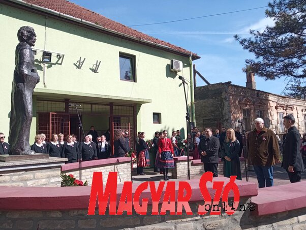A rendezvény szervezői, a Petőfi iskola, a Petőfi kultúrkör és az óbecsei Népkönyvtár képviselői (Kancsár Izabella felvétele) A rendezvény szervezői, a Petőfi iskola, a Petőfi kultúrkör és az óbecsei Népkönyvtár képviselői (Kancsár Izabella felvétele)