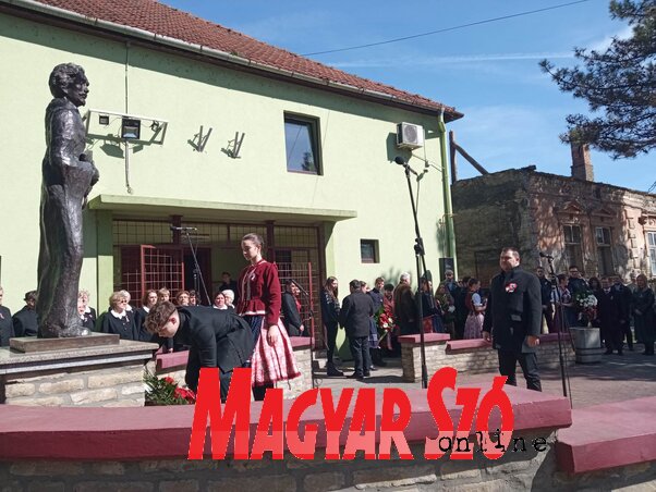 Kiss Igor, az óbecsei községi képviselő-testület elnöke az önkormányzat nevében helyezte el az emlékezés virágait (Kancsár Izabella felvétele) Kiss Igor, az óbecsei községi képviselő-testület elnöke az önkormányzat nevében helyezte el az emlékezés virágait (Kancsár Izabella felvétele)