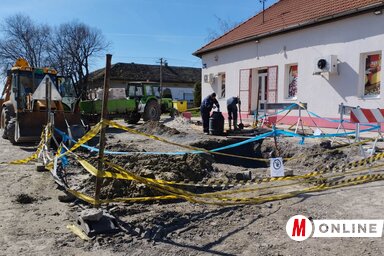 Alsóvároson megkezdték a furat cementtel való feltöltését (Kancsár Izabella felvétele)